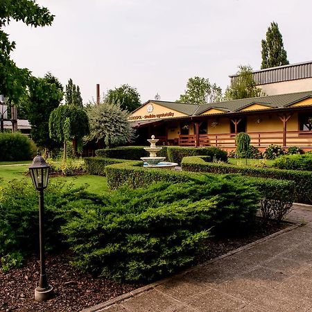 Hotel Slnecny Dvor Michalovce Bagian luar foto
