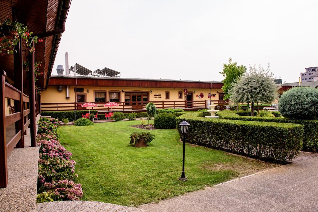 Hotel Slnecny Dvor Michalovce Bagian luar foto