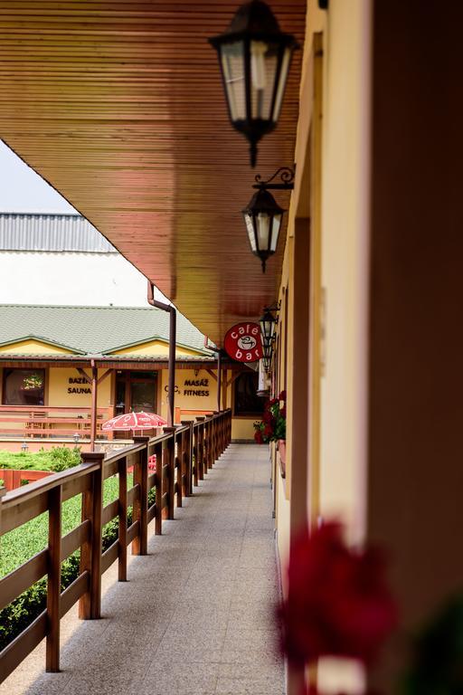 Hotel Slnecny Dvor Michalovce Bagian luar foto