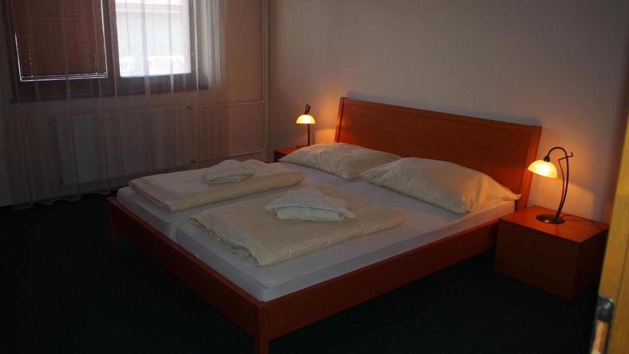 Hotel Slnecny Dvor Michalovce Bagian luar foto