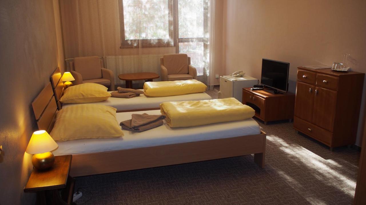Hotel Slnecny Dvor Michalovce Bagian luar foto
