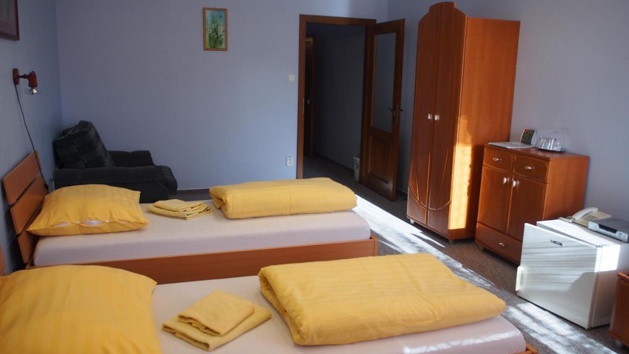 Hotel Slnecny Dvor Michalovce Bagian luar foto