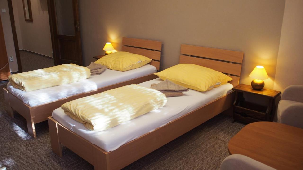 Hotel Slnecny Dvor Michalovce Bagian luar foto