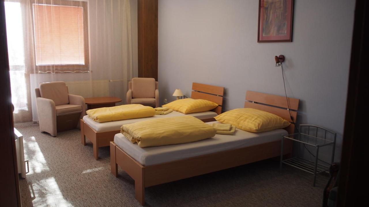 Hotel Slnecny Dvor Michalovce Bagian luar foto