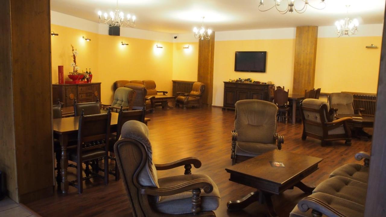 Hotel Slnecny Dvor Michalovce Bagian luar foto