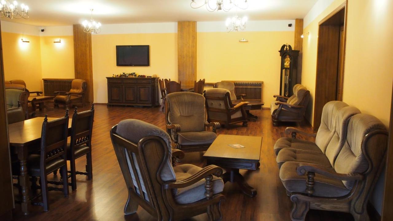 Hotel Slnecny Dvor Michalovce Bagian luar foto