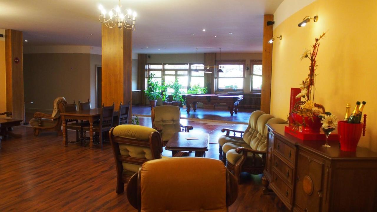 Hotel Slnecny Dvor Michalovce Bagian luar foto