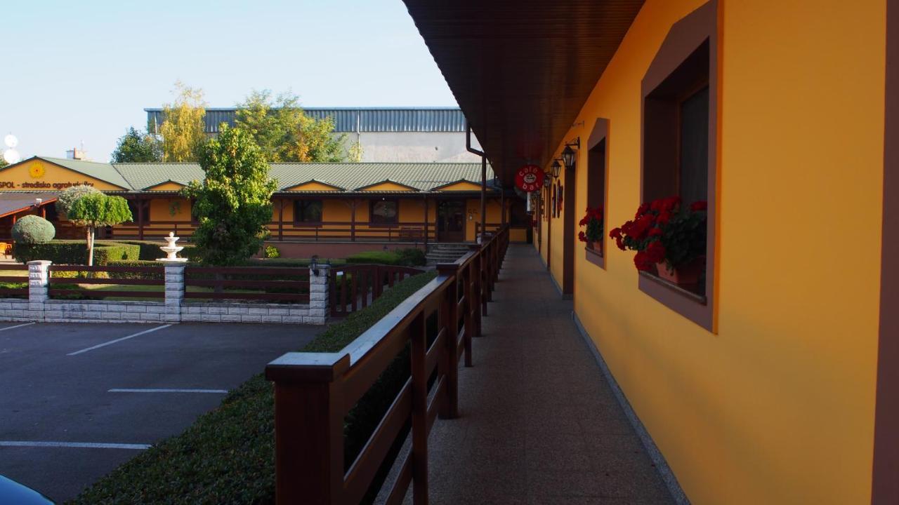 Hotel Slnecny Dvor Michalovce Bagian luar foto