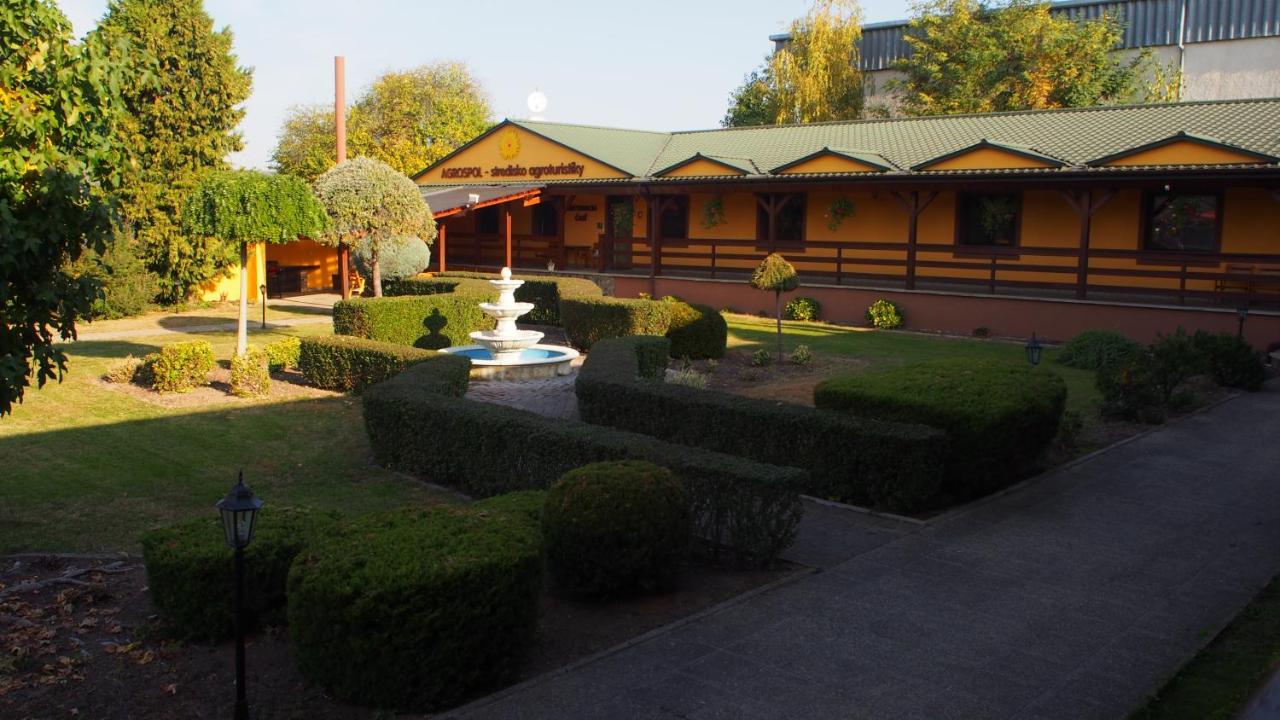 Hotel Slnecny Dvor Michalovce Bagian luar foto