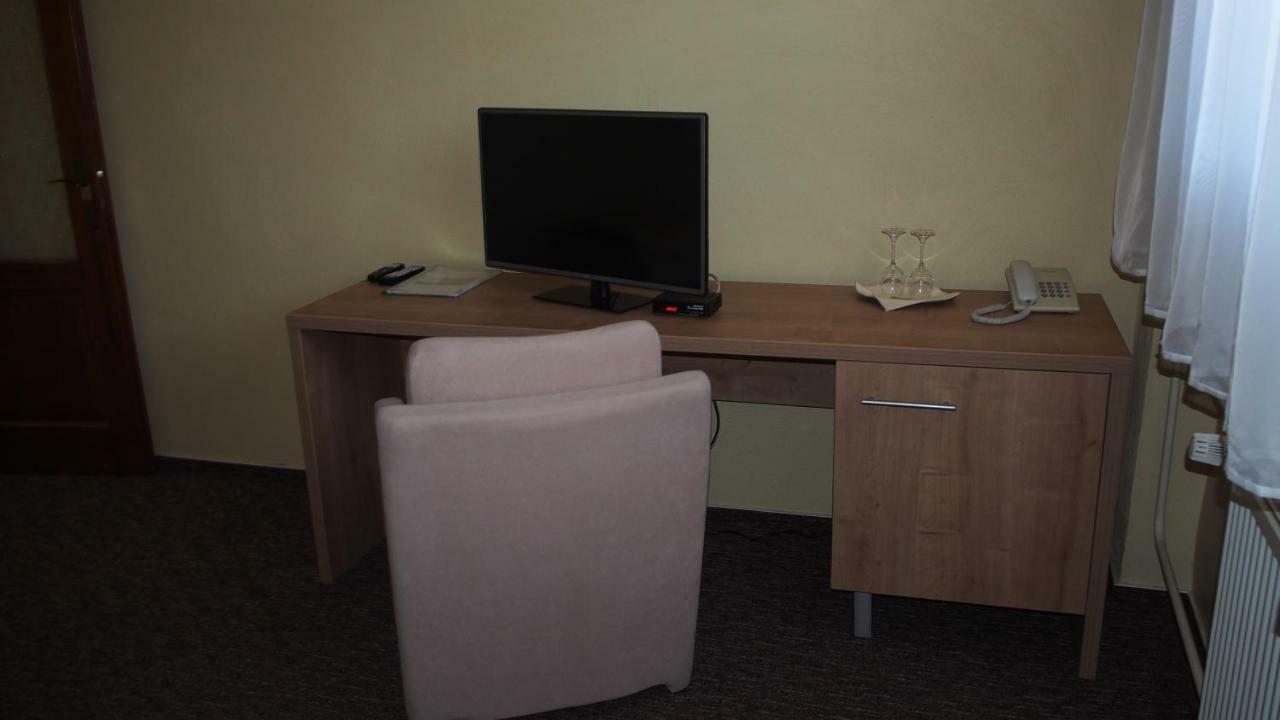 Hotel Slnecny Dvor Michalovce Bagian luar foto