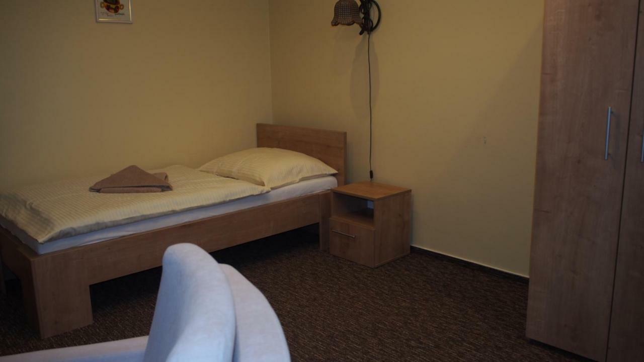 Hotel Slnecny Dvor Michalovce Bagian luar foto